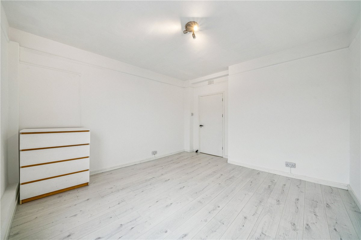 3 bedroom flat, Iron Mill Road, London SW18 - Available
