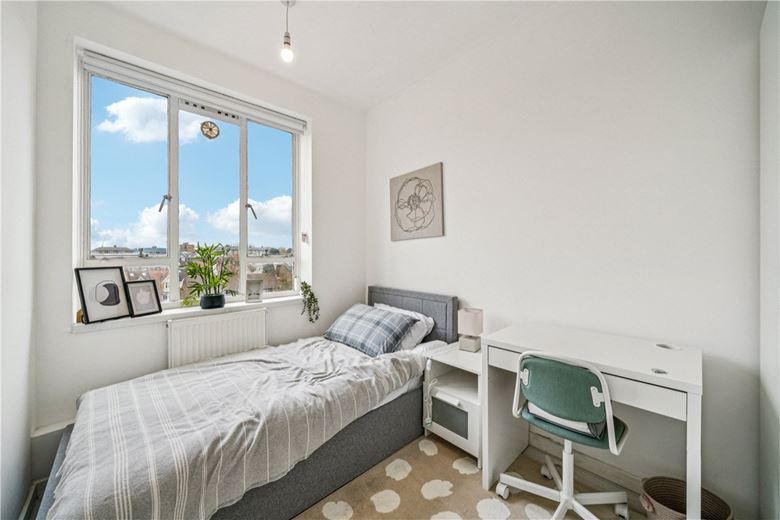 3 bedroom flat, Iron Mill Road, London SW18 - Available