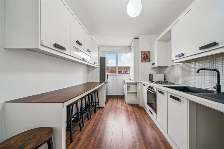 3 bedroom flat, Iron Mill Road, London SW18 - Available