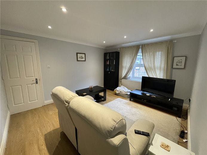 2 bedroom flat, St Pauls Place, Cross Street SO23