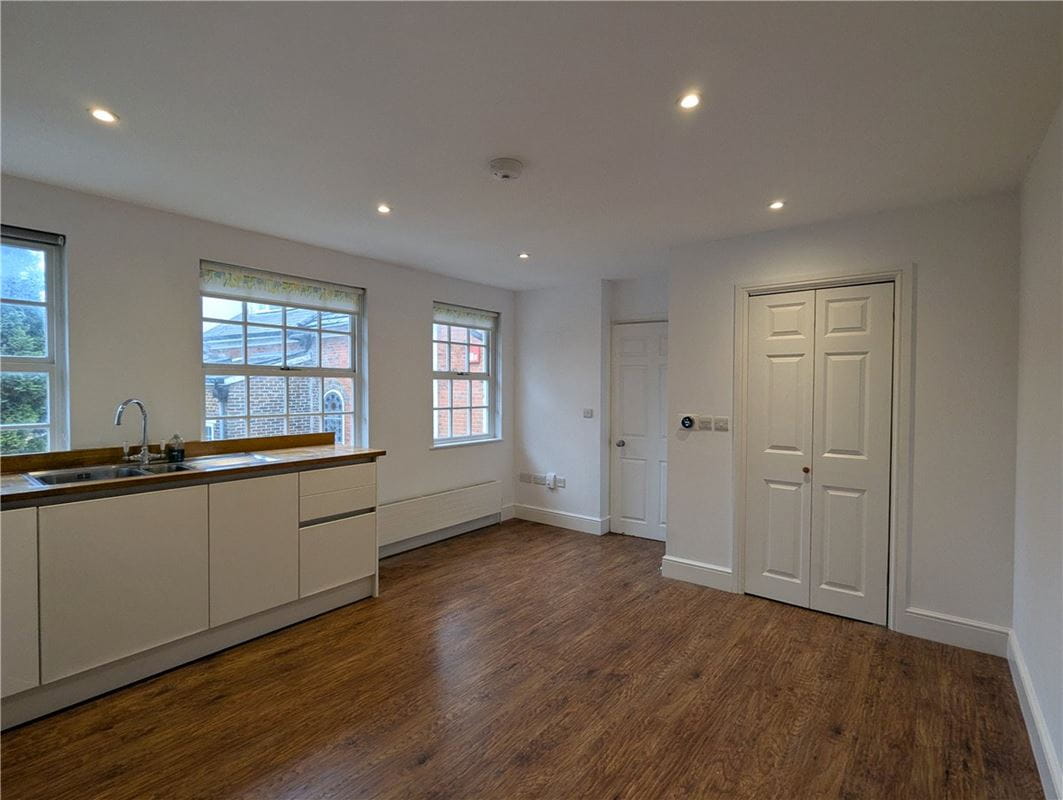 2 bedroom flat, St Cross Road, Winchester SO23 - Available