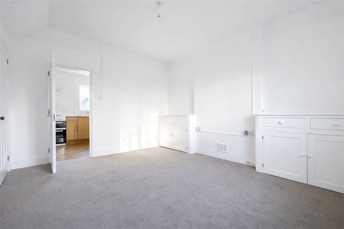 2 bedroom house, St. Johns North, High Street SO23 - Available