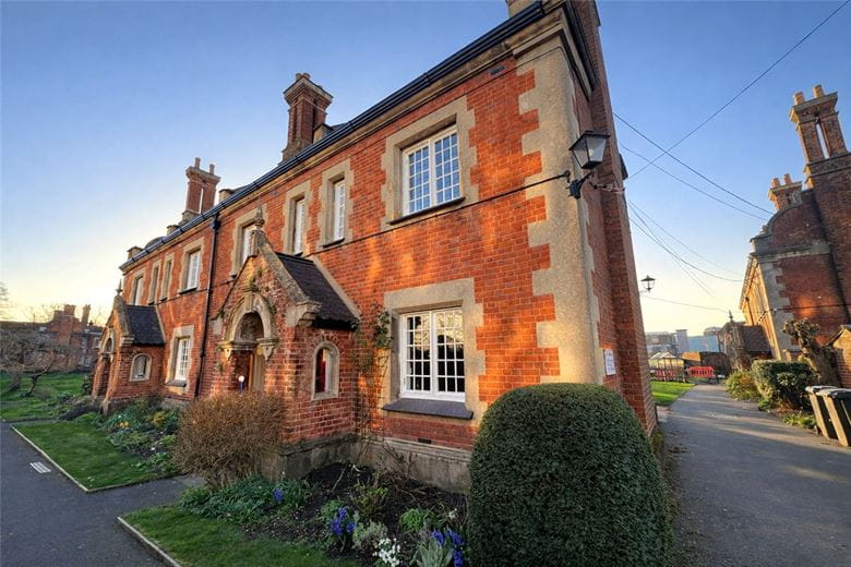 2 bedroom house, St. Johns North, High Street SO23 - Available