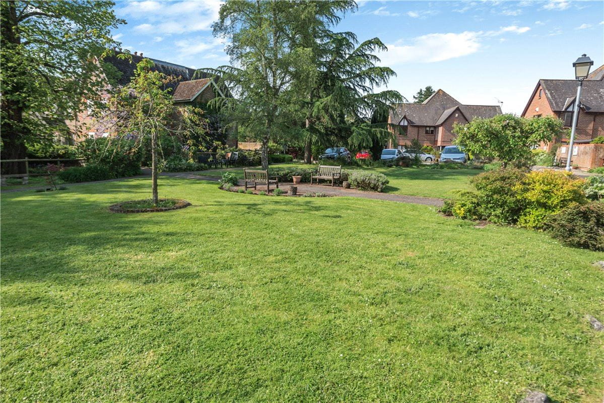 2 bedroom flat, Old Parsonage Court, Otterbourne SO21 - Available