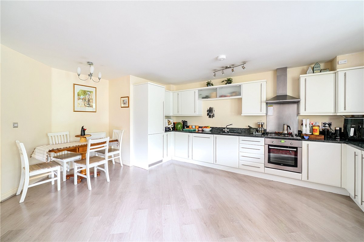 2 bedroom flat, Winton Close, Winchester SO22 - Sold STC