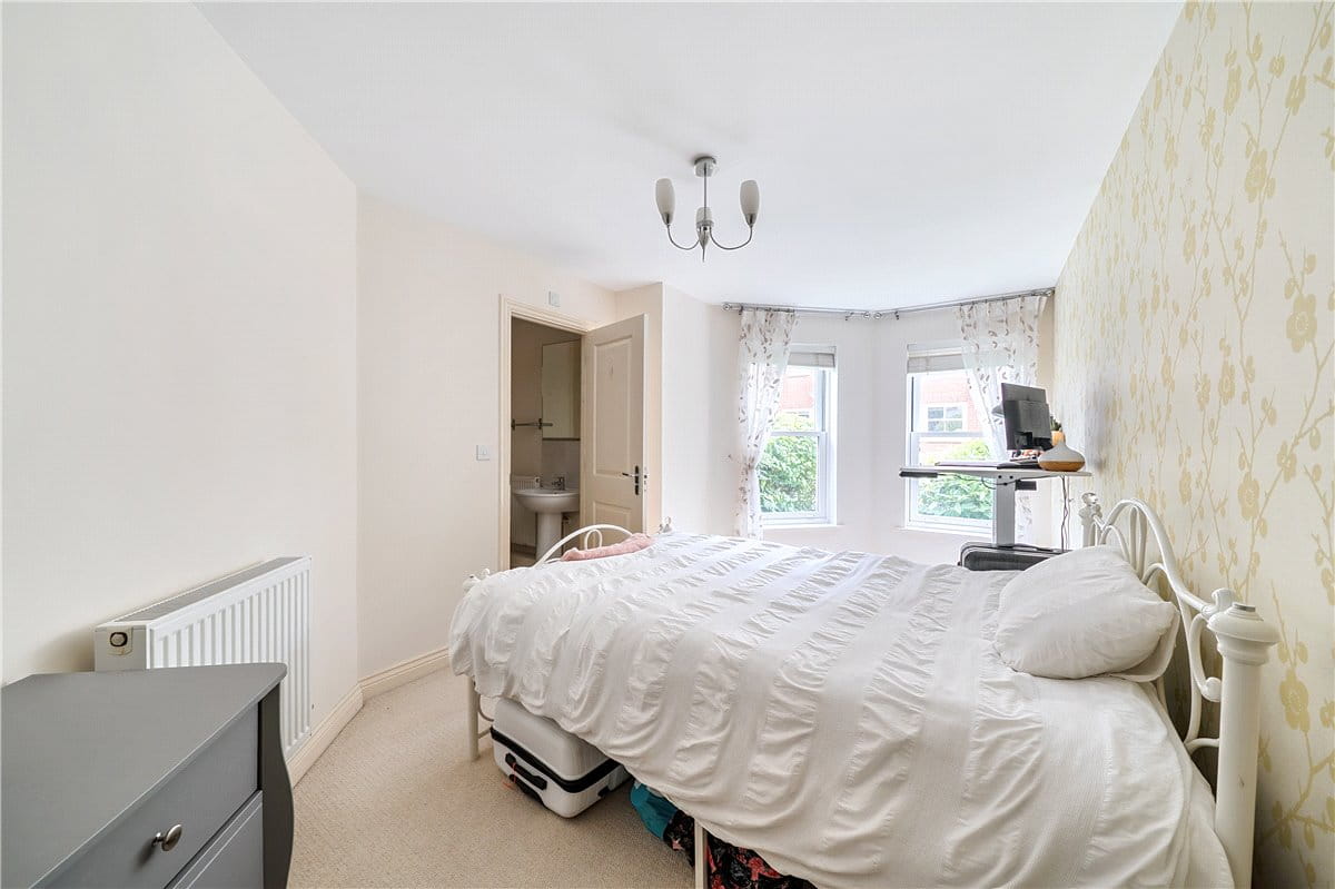 2 bedroom flat, Winton Close, Winchester SO22 - Sold STC