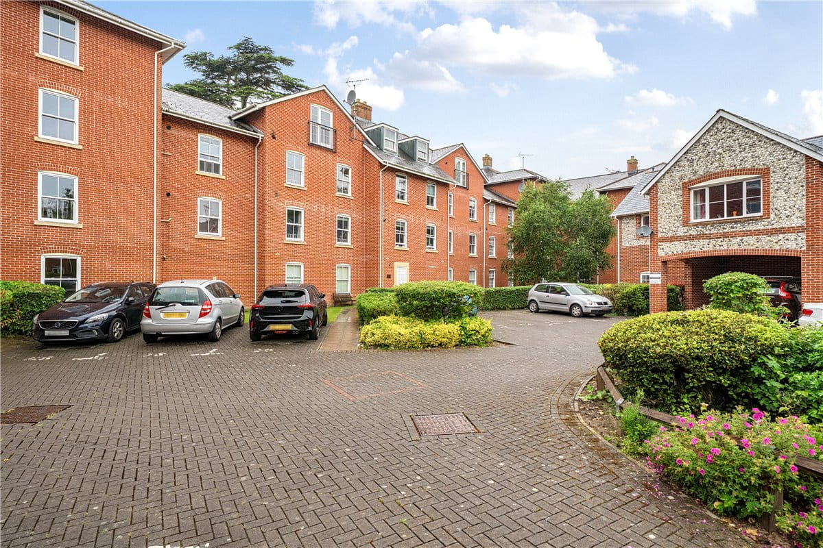 2 bedroom flat, Winton Close, Winchester SO22 - Sold STC