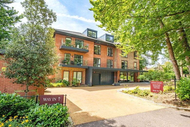 2 bedroom flat, Holts Court, Sarum Road SO22 - Available