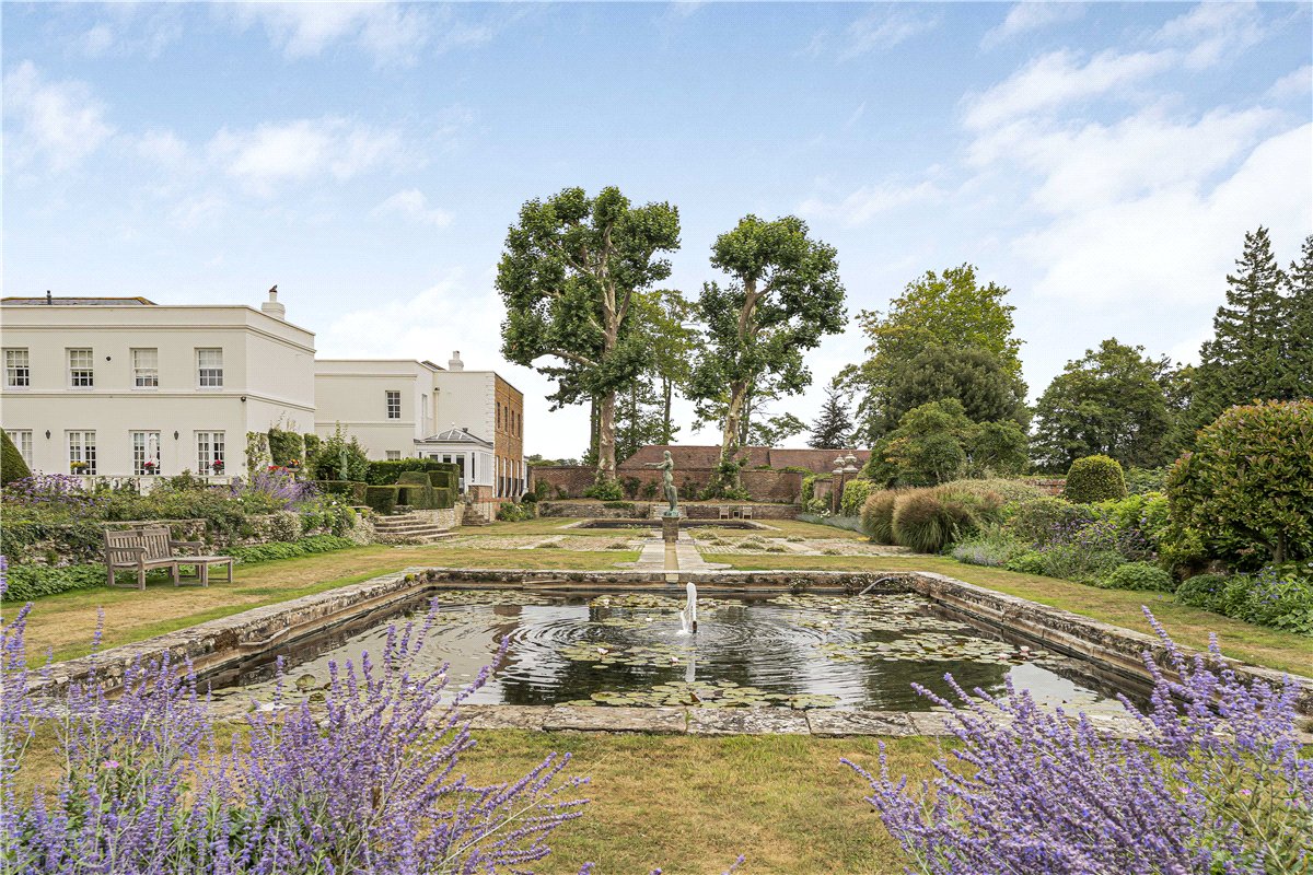 3 bedroom flat, Burton Park, Duncton GU28 - Available