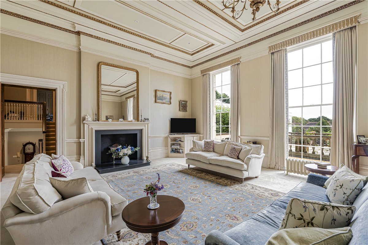 3 bedroom flat, Burton Park, Duncton GU28 - Available