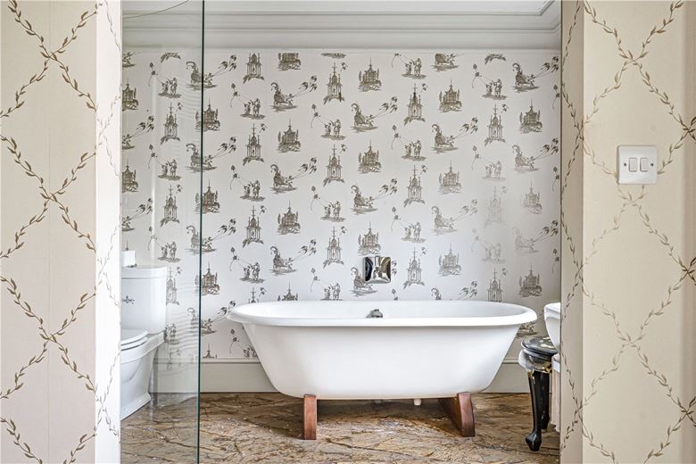 3 bedroom flat, Burton Park, Duncton GU28 - Available