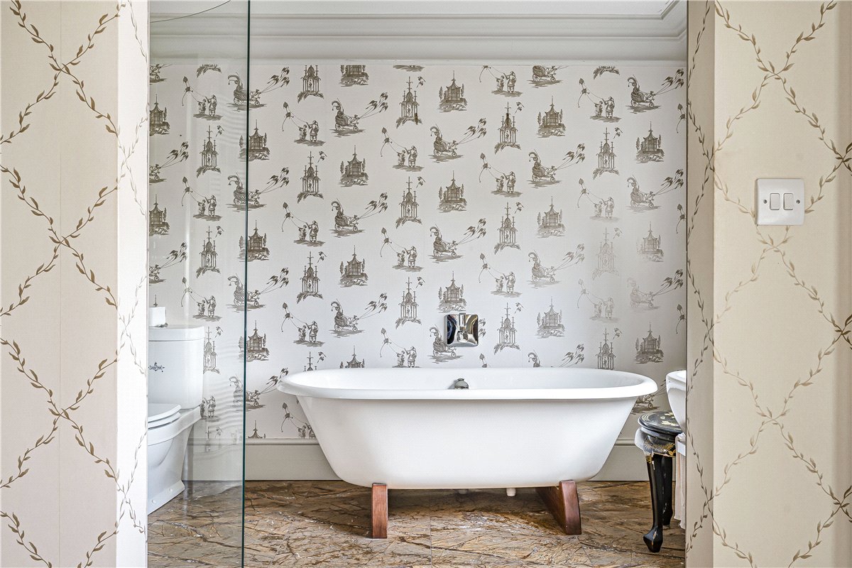 3 bedroom flat, Burton Park, Duncton GU28 - Available