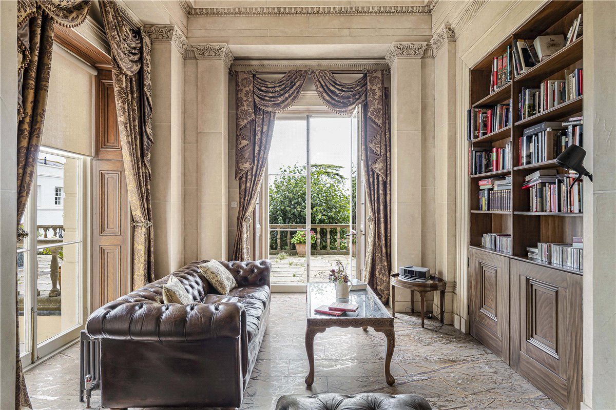 3 bedroom flat, Burton Park, Duncton GU28 - Available