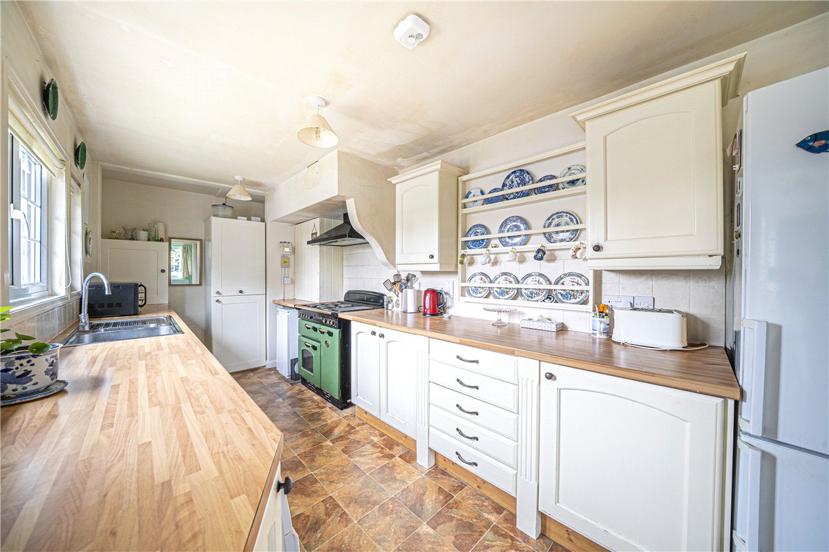 3 bedroom bungalow, Paddock Field, Chilbolton SO20 - Available