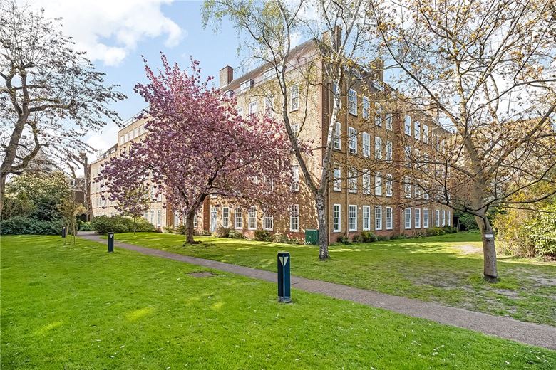 1 bedroom flat, Vicarage Crescent, London SW11 - Available