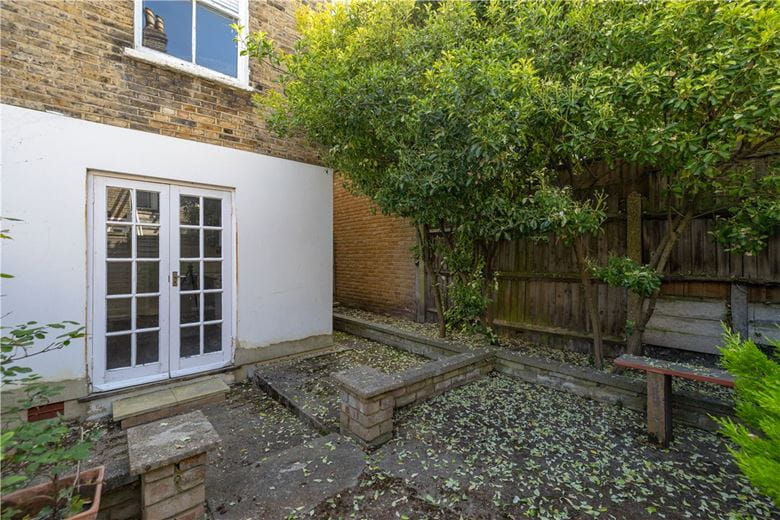 2 bedroom flat, Latchmere Road, London SW11 - Available