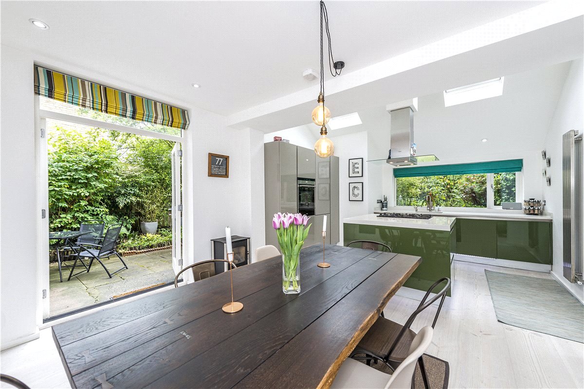 2 bedroom flat, Earlsfield Road, London SW18 - Sold STC