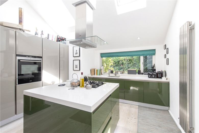2 bedroom flat, Earlsfield Road, London SW18 - Sold STC