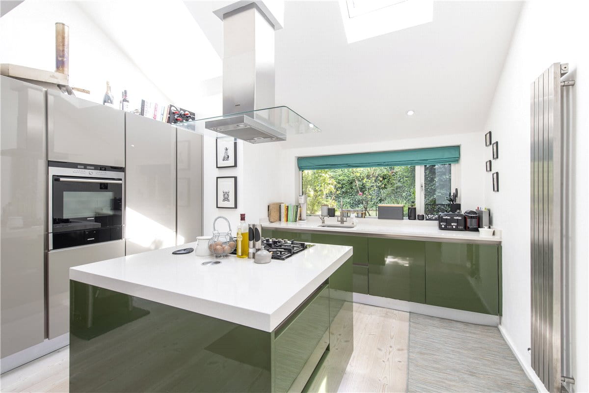 2 bedroom flat, Earlsfield Road, London SW18 - Sold STC
