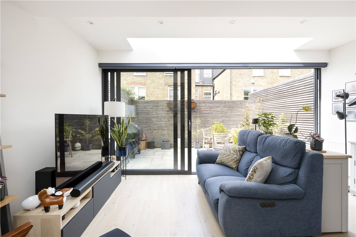 3 bedroom flat, Nightingale Triangle, Balham SW12 - Sold