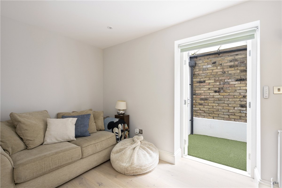 3 bedroom flat, Nightingale Triangle, Balham SW12 - Sold