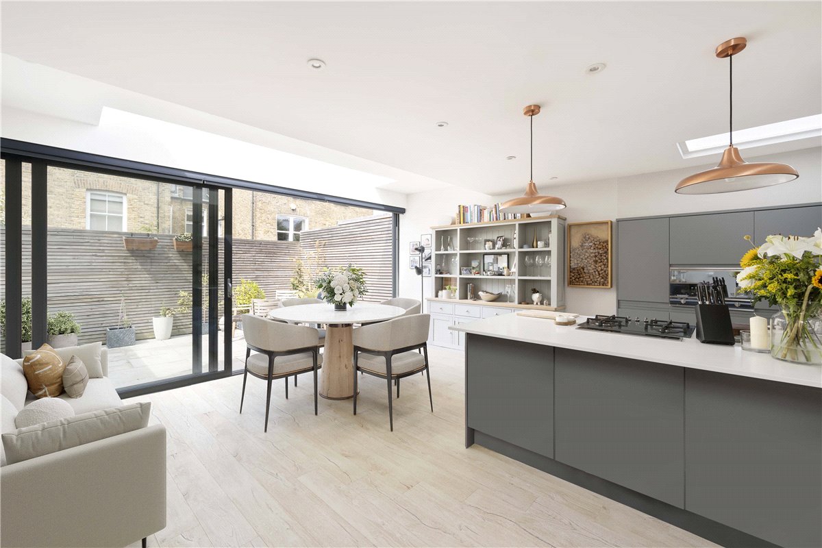 3 bedroom flat, Nightingale Triangle, Balham SW12 - Sold