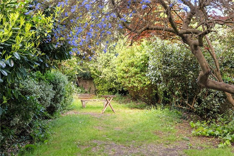 2 bedroom flat, North Side Wandsworth Common, London SW18 - Available