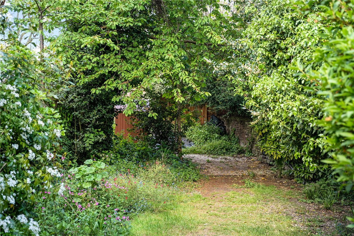 2 bedroom flat, North Side Wandsworth Common, London SW18 - Available