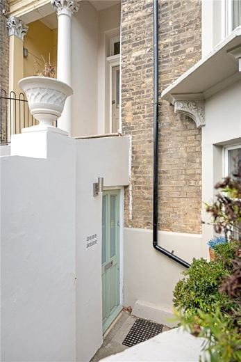 2 bedroom flat, North Side Wandsworth Common, London SW18 - Available
