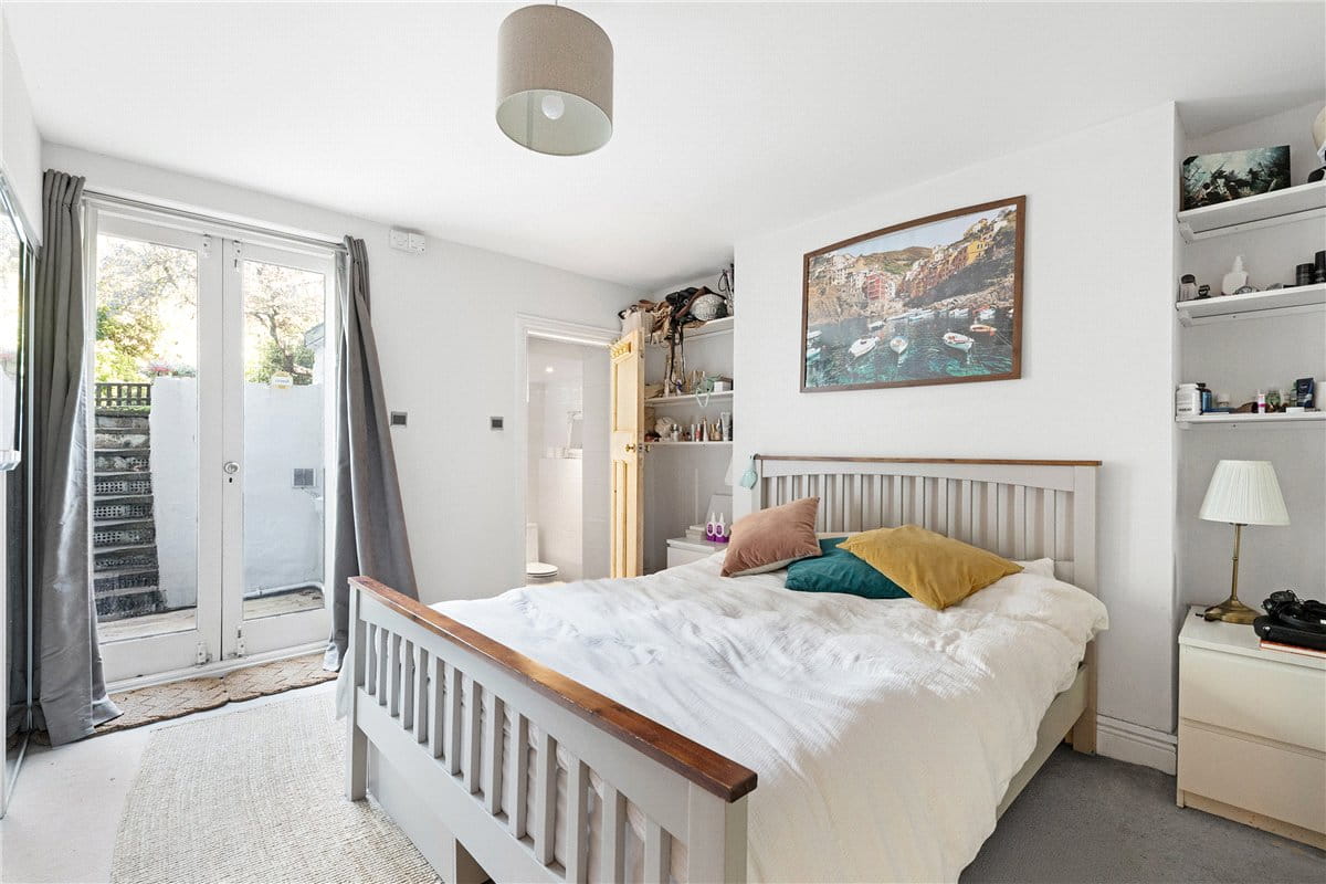 2 bedroom flat, North Side Wandsworth Common, London SW18 - Available