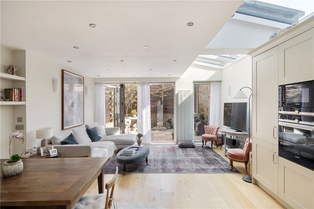 2 bedroom flat, Between The Commons, London SW11 - Available