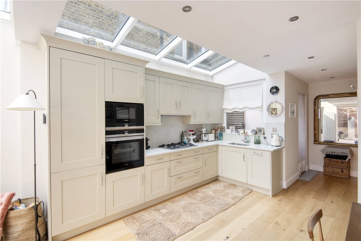 2 bedroom flat, Between The Commons, London SW11 - Available