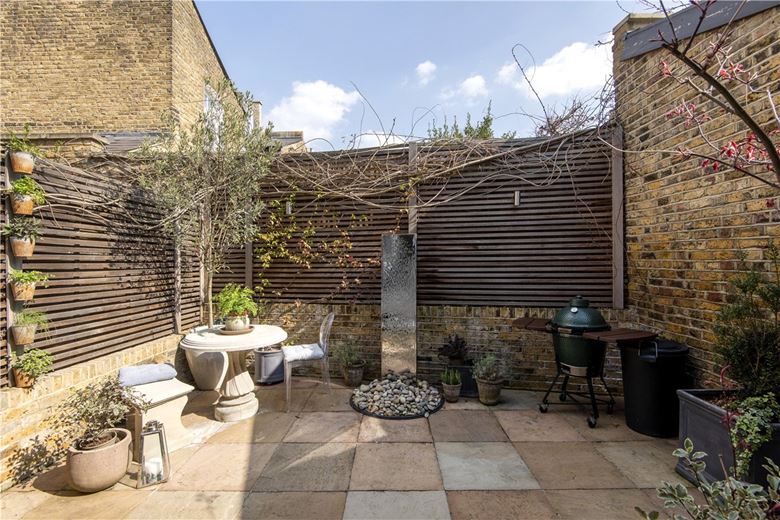 2 bedroom flat, Between The Commons, London SW11 - Available