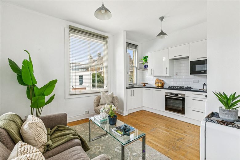 2 bedroom flat, Nottingham Road, Bellevue Village SW17 - Available