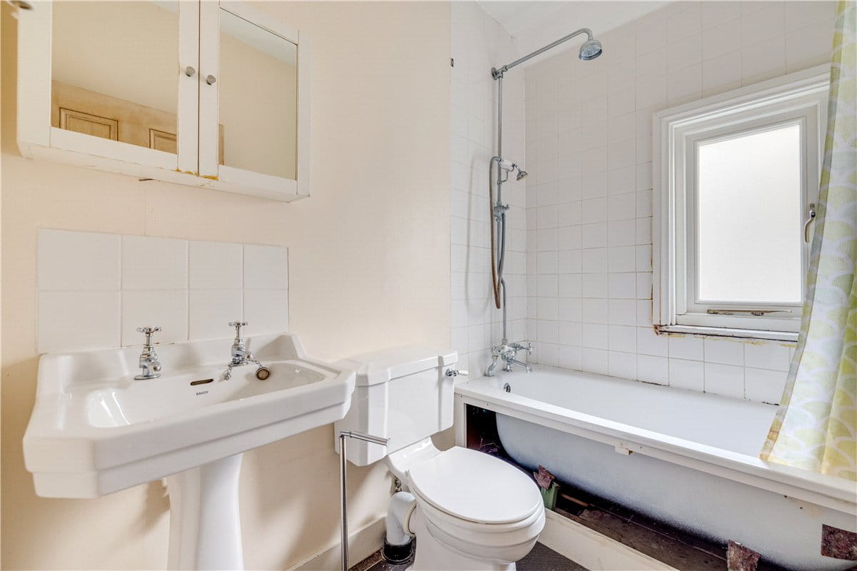 2 bedroom flat, Wexford Road, Balham SW12 - Available