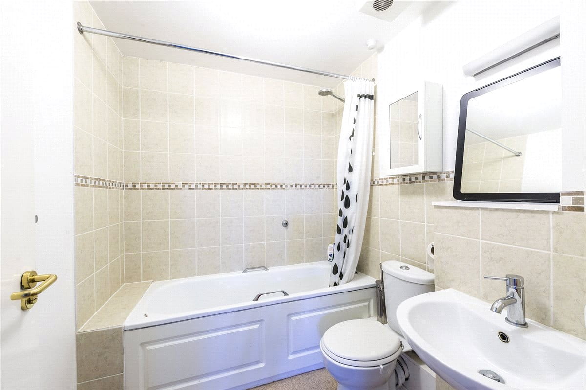 1 bedroom flat, Naples Court, 72 St. James's Drive SW12 - Available