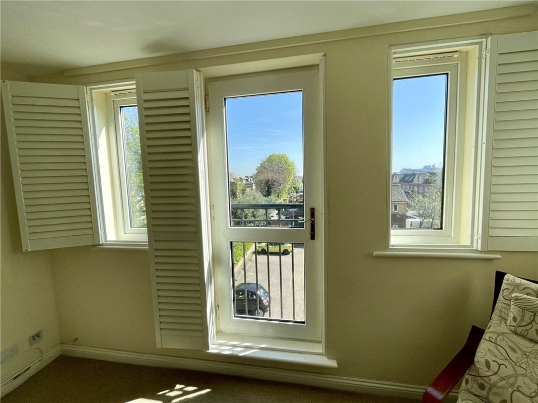 1 bedroom flat, Naples Court, 72 St. James's Drive SW12 - Available