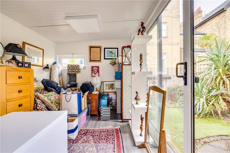 2 bedroom flat, Wandle Road, London SW17 - Available