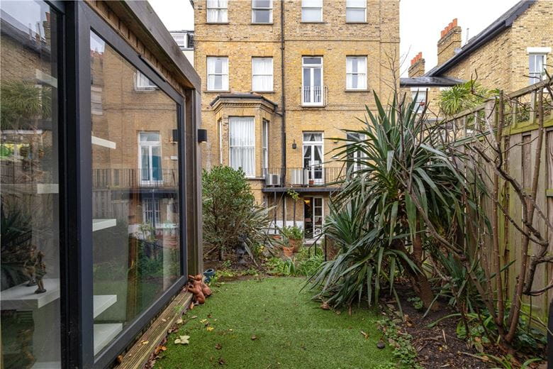 2 bedroom flat, Wandle Road, London SW17 - Available