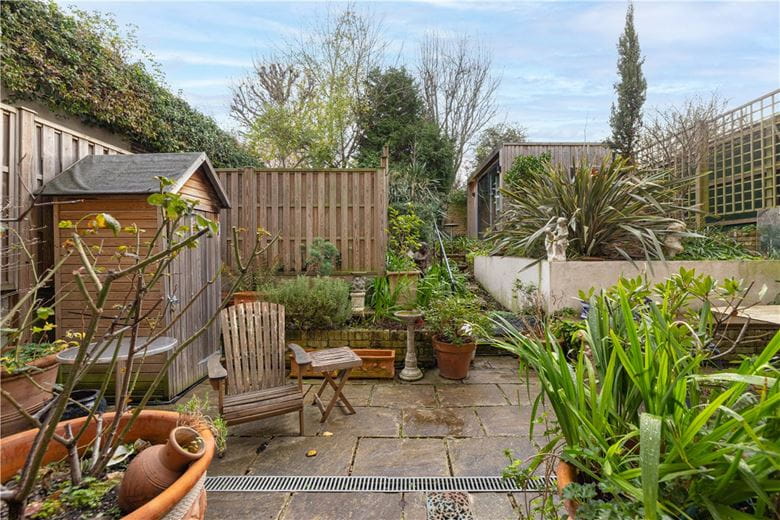 2 bedroom flat, Wandle Road, London SW17 - Available