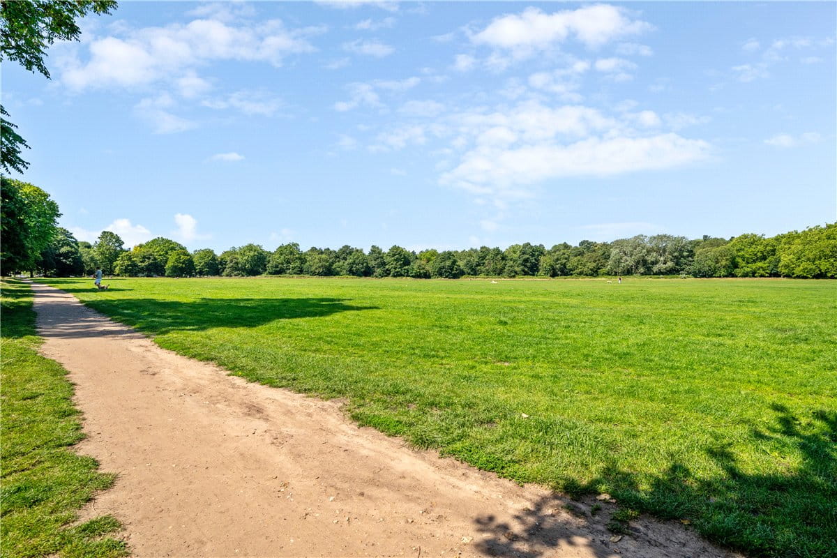 2 bedroom flat, Roma Court, St. James's Drive SW12 - Available