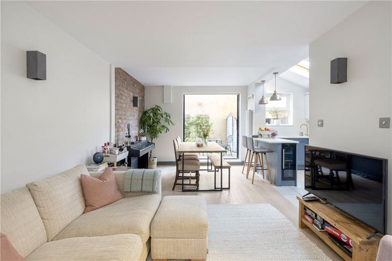 2 bedroom flat, Foxmore Street, London SW11 - Available