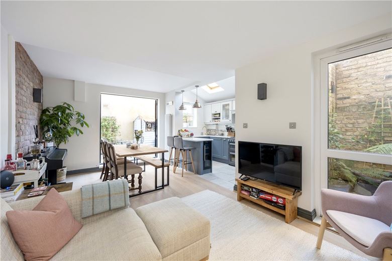 2 bedroom flat, Foxmore Street, London SW11 - Sold STC