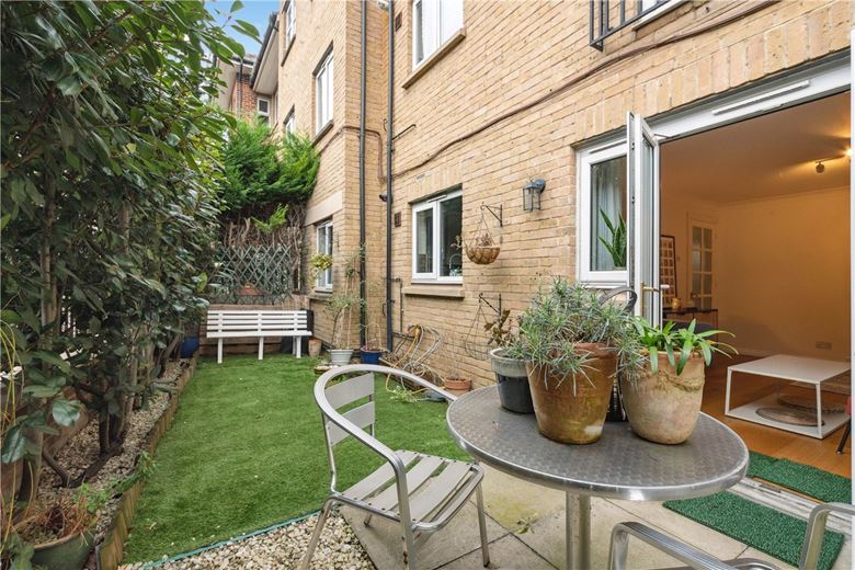 2 bedroom flat, St. James's Drive, London SW12 - Available