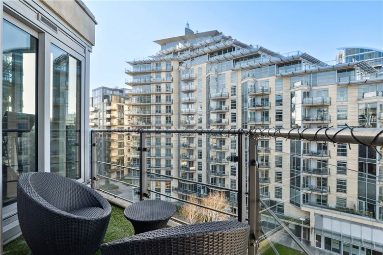 3 bedroom flat, Juniper Drive, London SW18 - Available