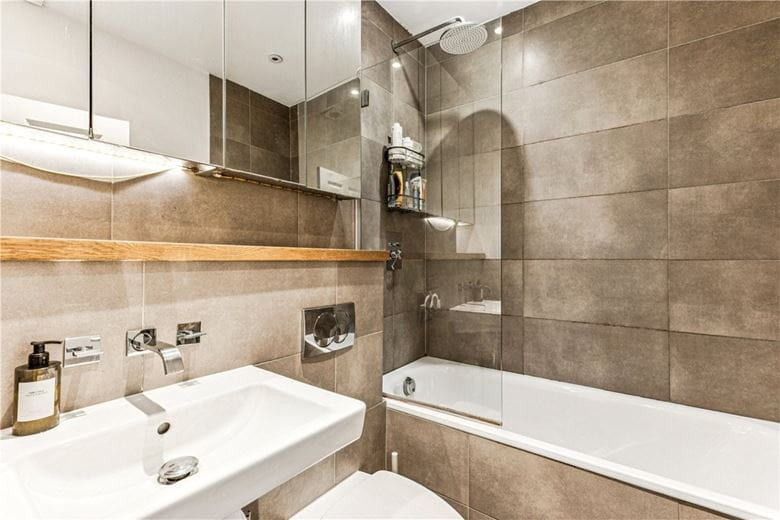 2 bedroom flat, Trinity Road, London SW17 - Available