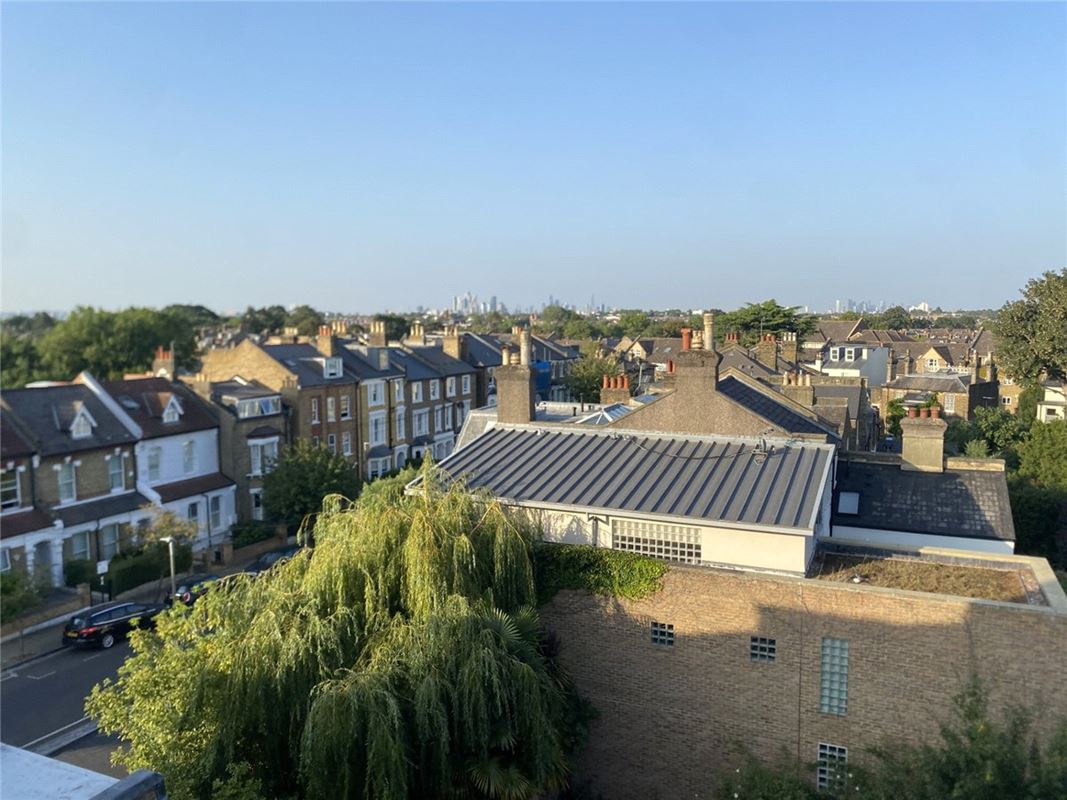 2 bedroom flat, Trinity Road, London SW17 - Available