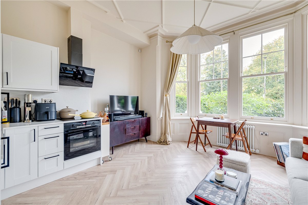 2 bedroom flat, Nightingale Lane, London SW12 - Available