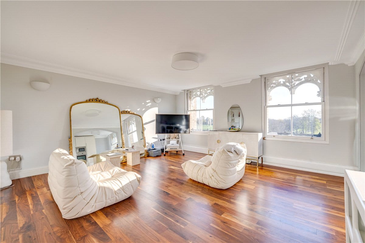 2 bedroom flat, Clapham Common North Side, London SW4 - Available