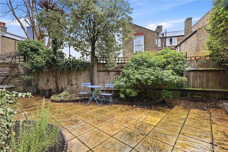 2 bedroom maisonette, Nevis Road, London SW17 - Available